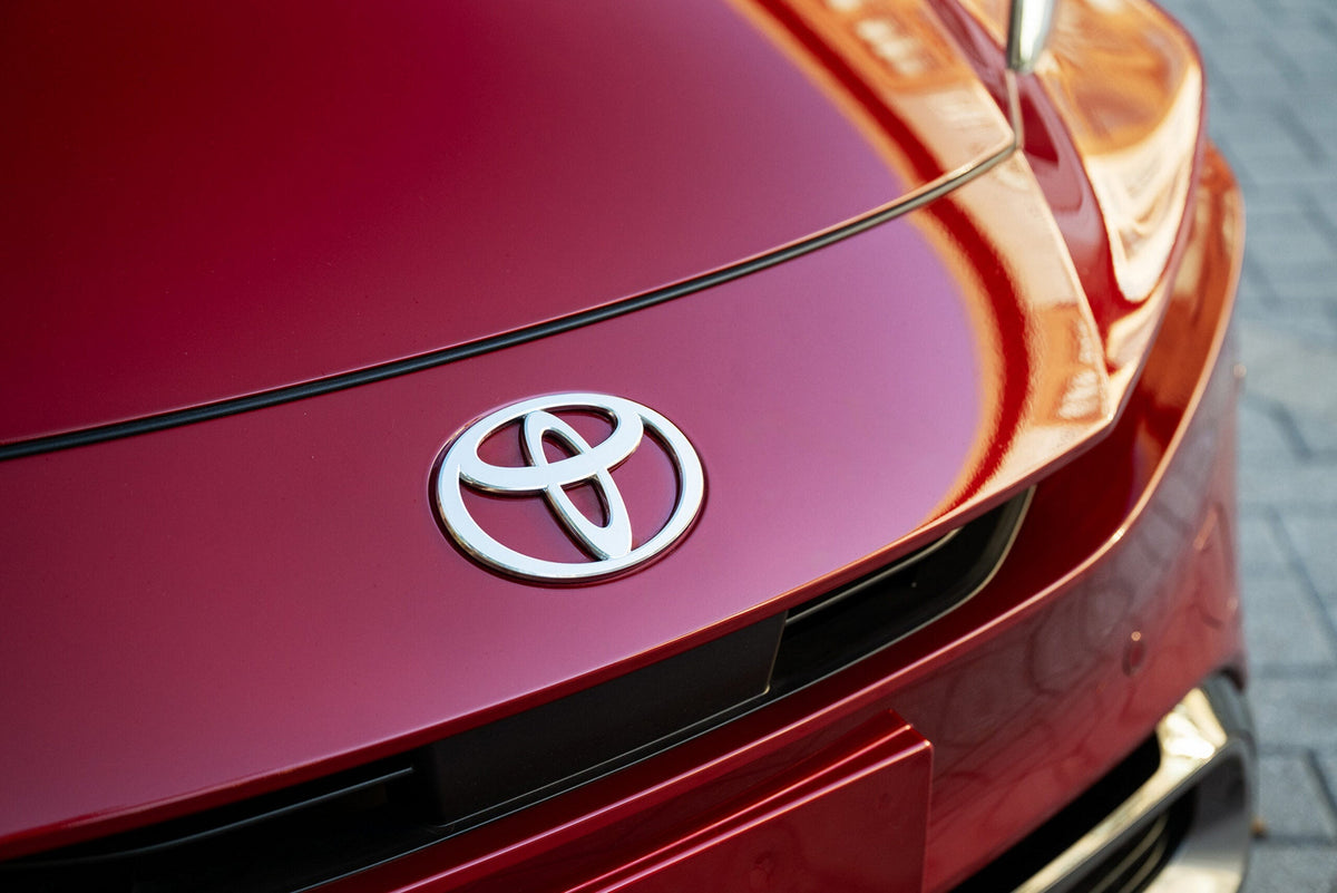 Toyota Prius rojo usado como referencia del mercado de coches nuevos en Estados Unidos