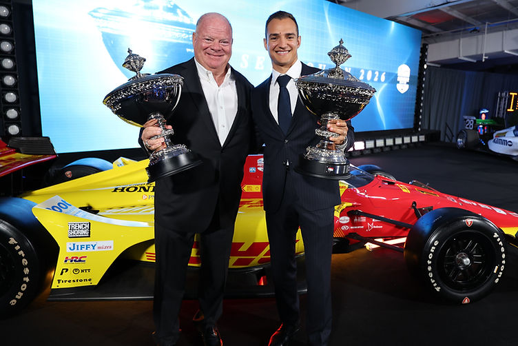 Alex Palou junto a Chip Ganassi celebrando un título de IndyCar