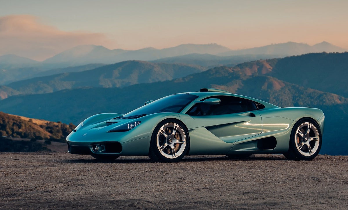 Gordon Murray S1 visto de tres cuartos delantero en una carretera de montaña