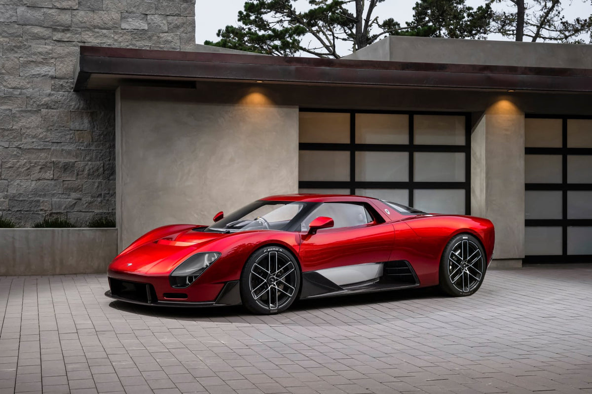 McLaren McL 6GT rojo frente a una residencia moderna como imagen principal del artículo AOC.MAGAZINE