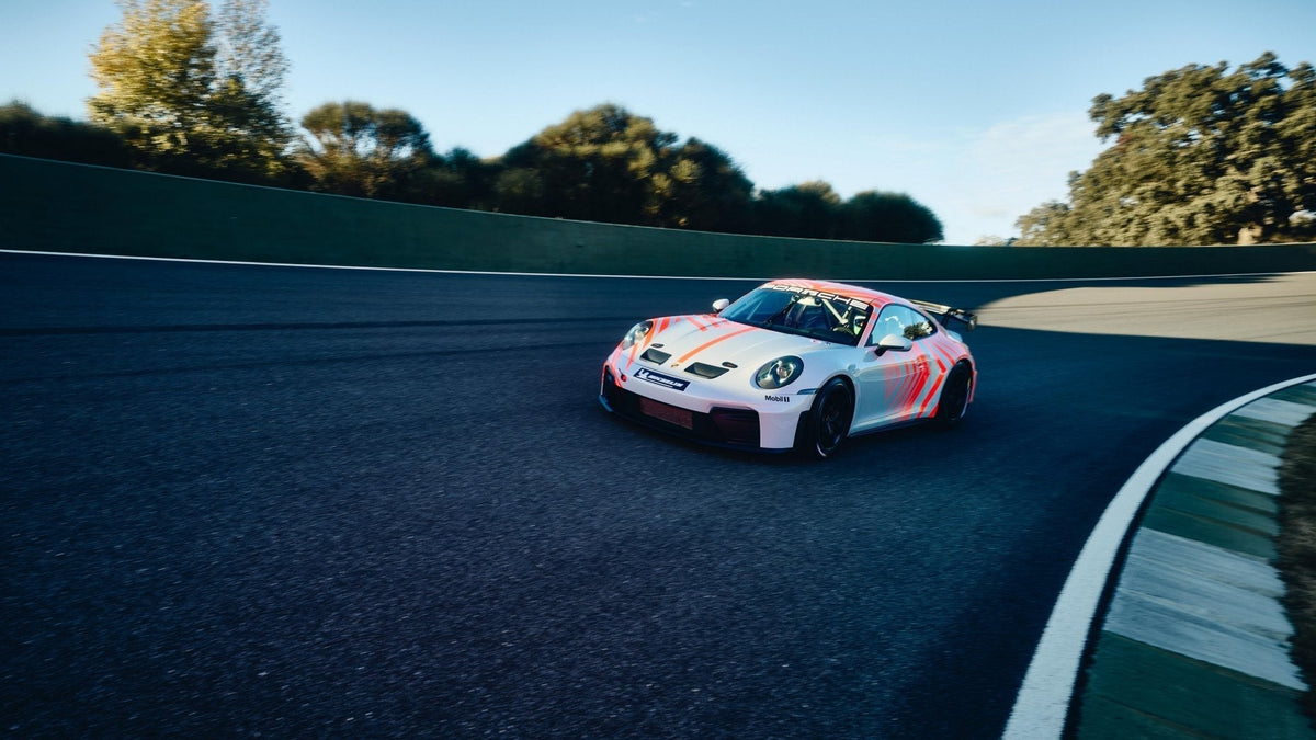 Porsche 911 Challenge 2026 en circuito, vista frontal lateral