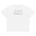 Camiseta oversized blanca de AOC con ilustración de manos formando las letras AOC y el texto Automotive Outsiders Community.
