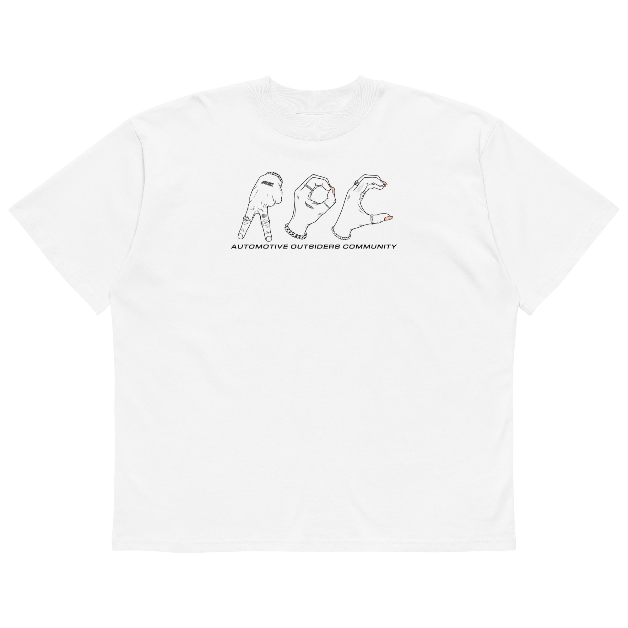 Camiseta oversized blanca de AOC con ilustración de manos formando las letras AOC y el texto Automotive Outsiders Community.