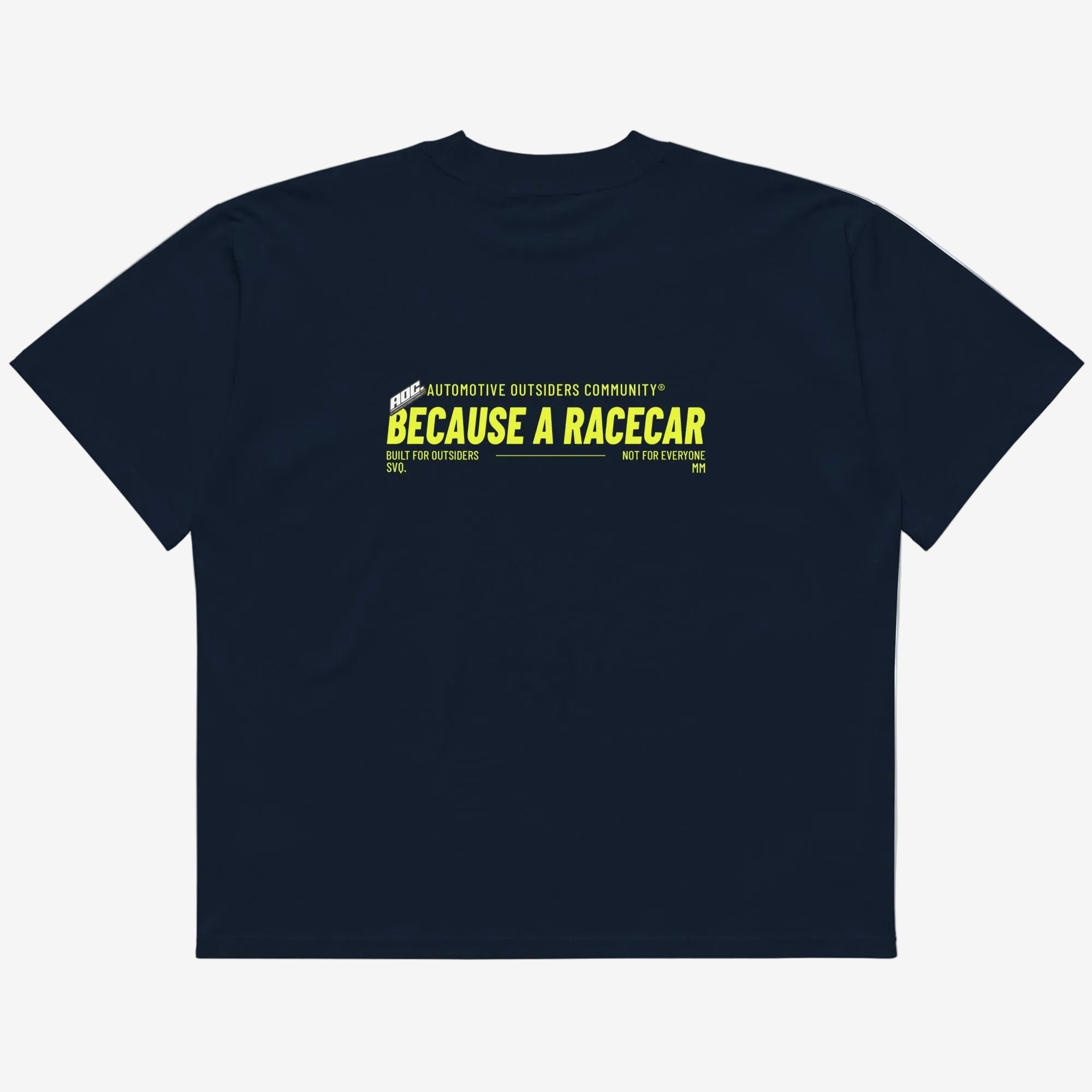 camiseta azul marino, vista trasera, grafica Because A Racecar en amarillo en la espalda