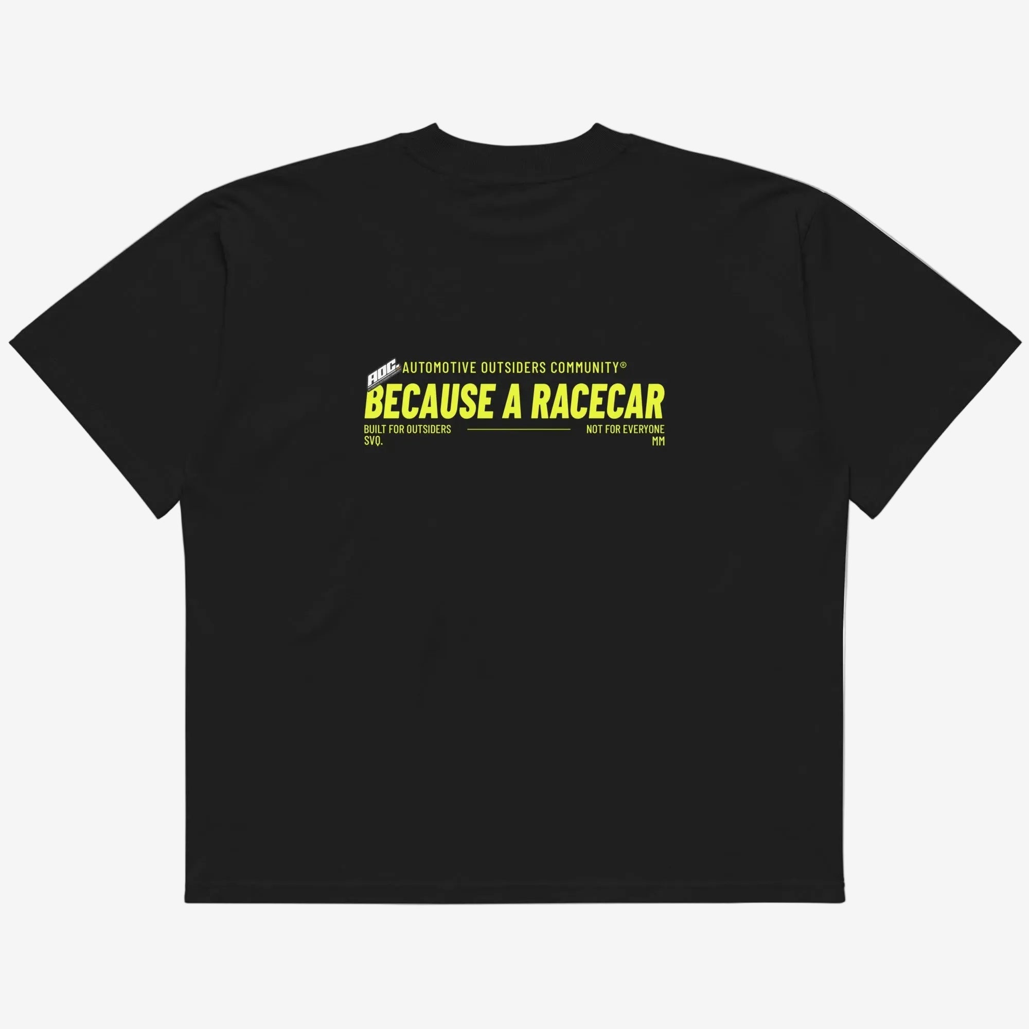 camiseta negra, vista trasera, grafica Because A Racecar en amarillo en la espalda