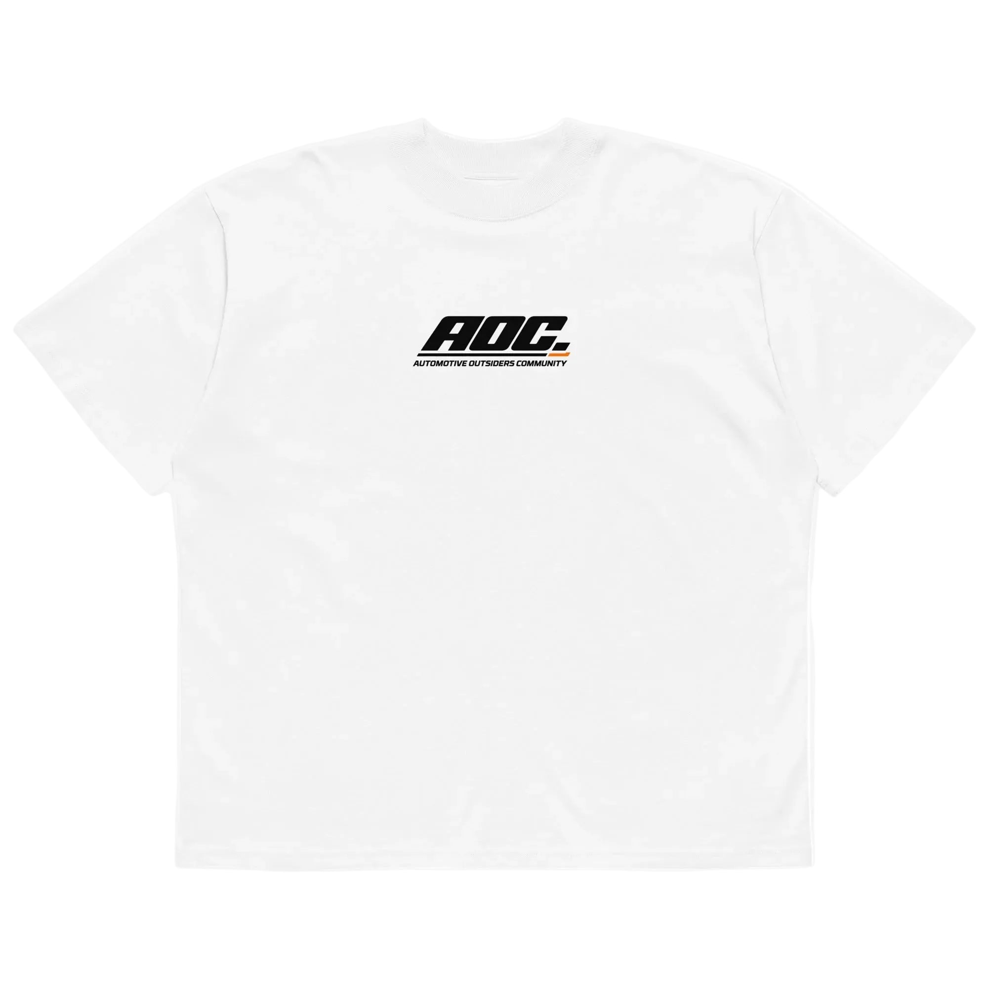 Camiseta oversized blanca de AOC Automotive Outsiders Community con el logotipo oficial negro en el pecho.
