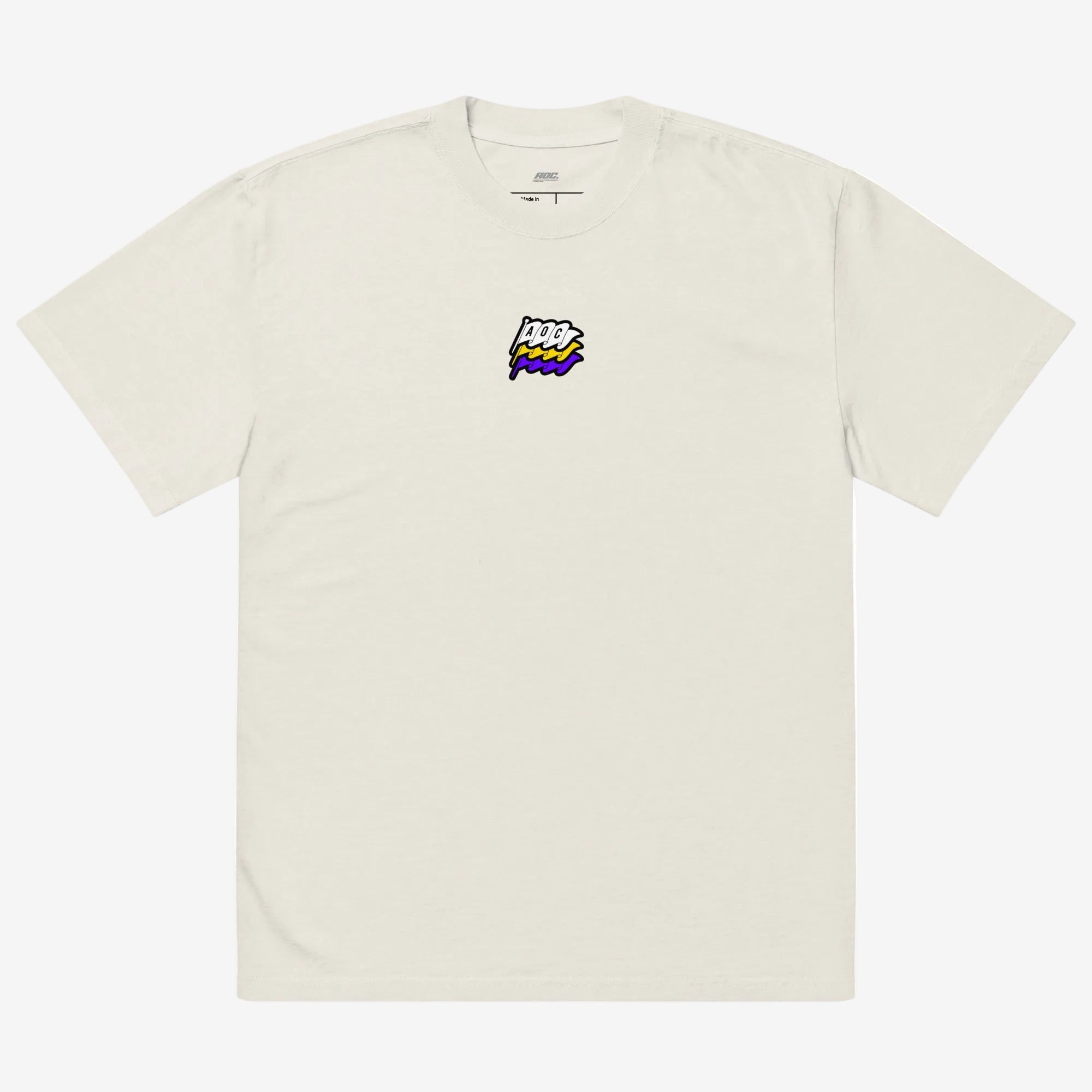 camiseta color hueso, logotipo AOC Flags en el pecho
