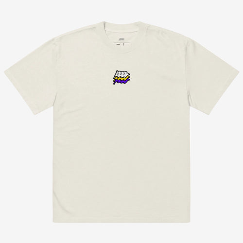 camiseta color hueso, logotipo AOC Flags en el pecho