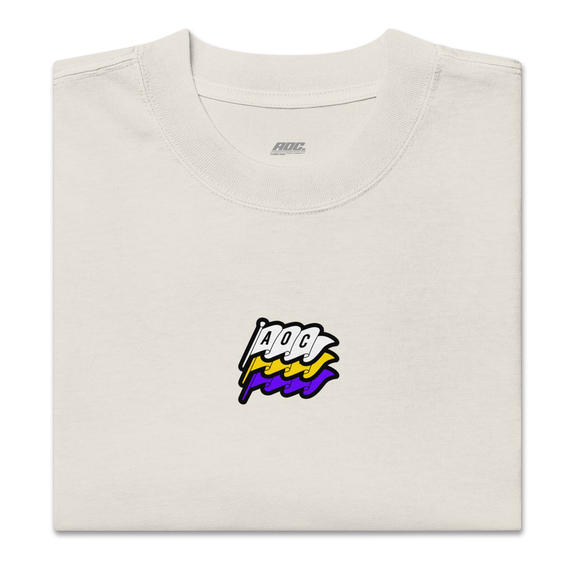 camiseta color hueso doblada, logotipo AOC Flags en el pecho
