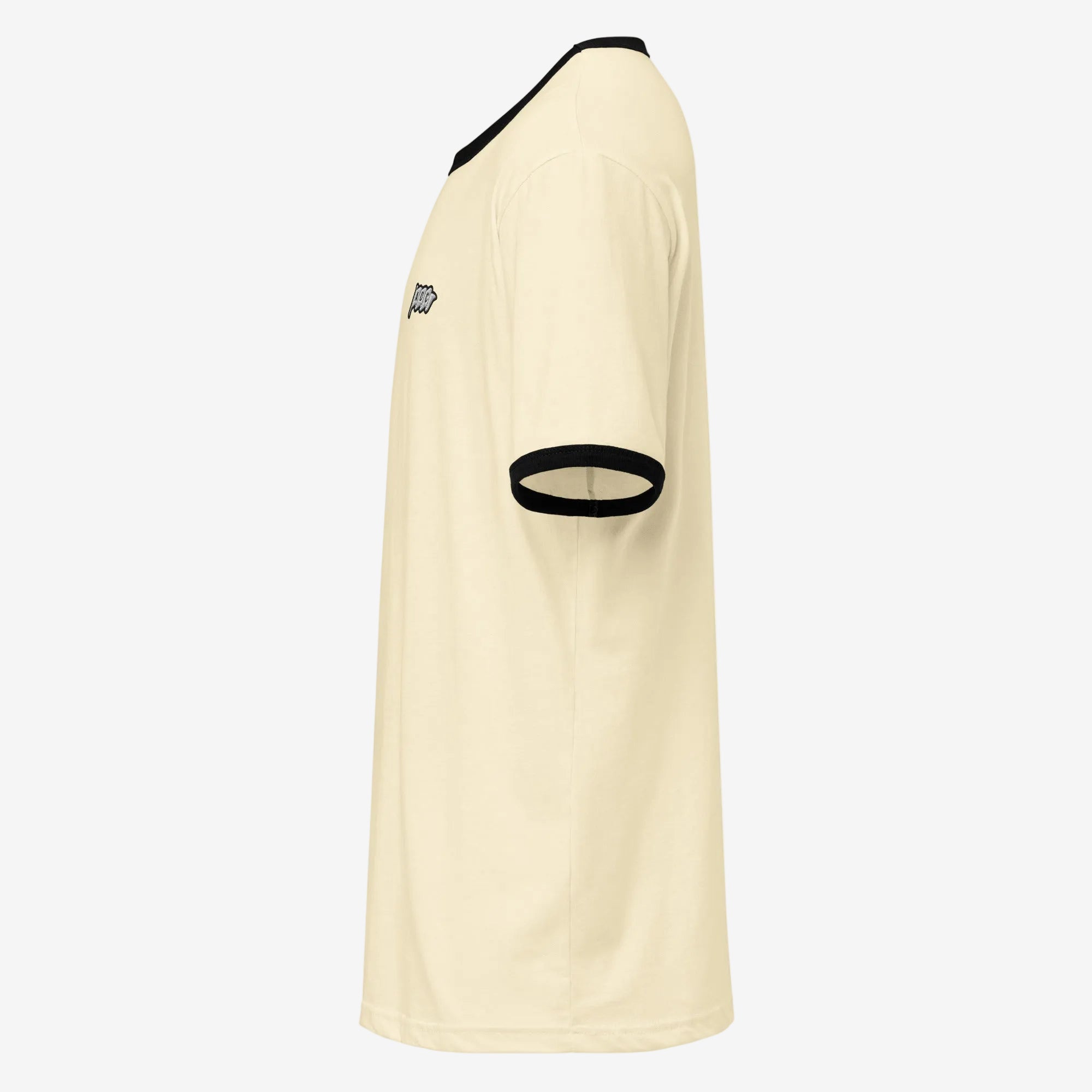 camiseta ringer color natural, vista lateral, cuello y mangas negras, logotipo AOC en el pecho