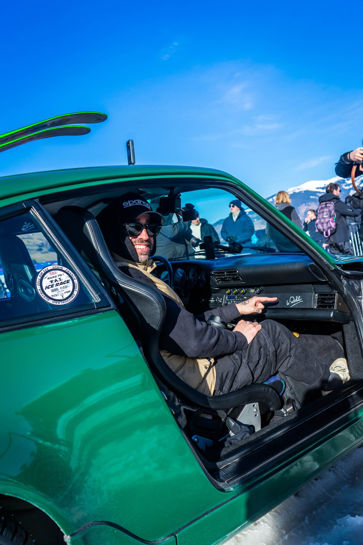KOKEMUNOZZZ sentado dentro de un PORSCHE 964 verde con la puerta abierta en EL F.A.T. ICE RACE FIRMADO POR WALTER ROHL
