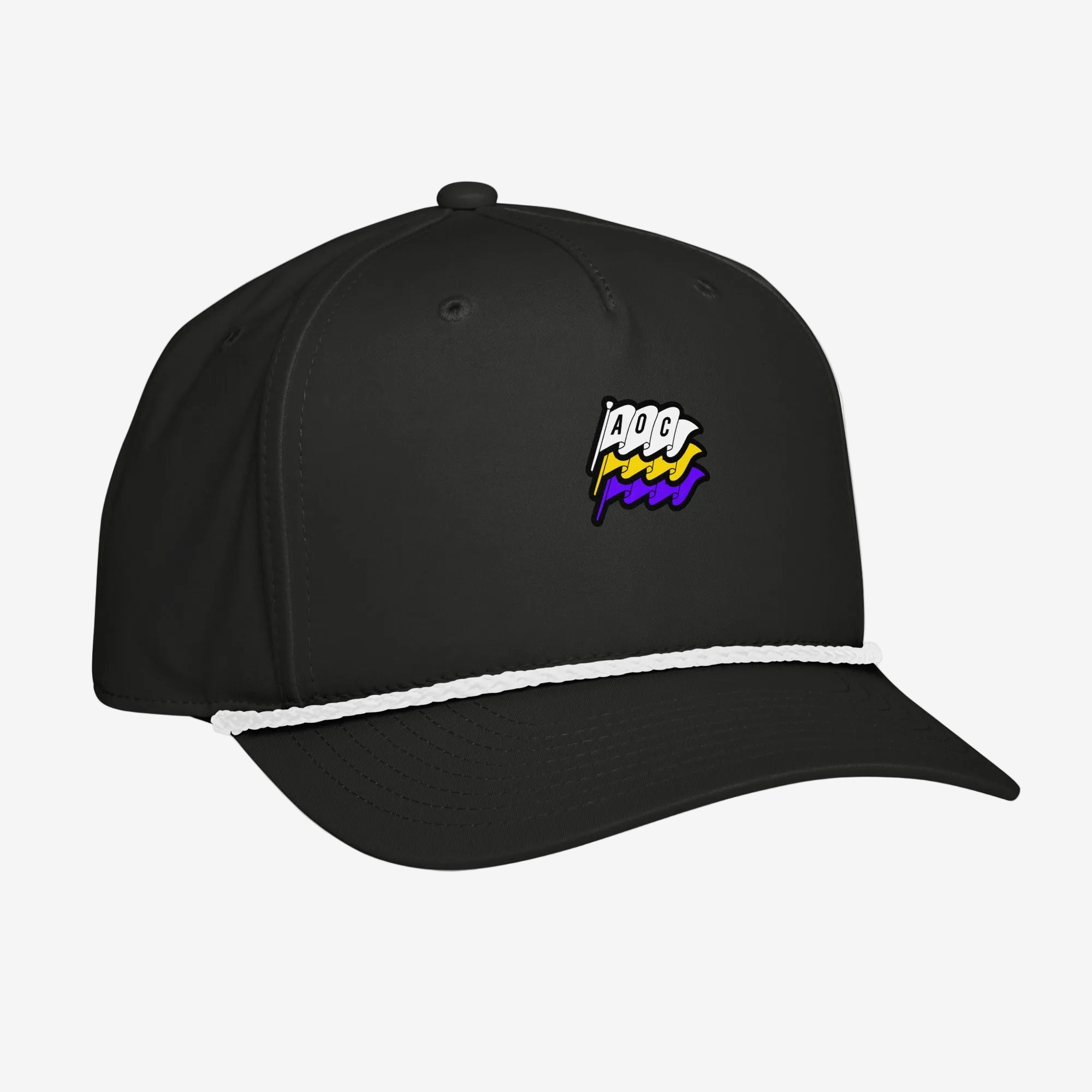 Vista en perspectiva de la gorra Rope Cap negra de AOC con logotipo Flags bordado y cordón blanco sobre la visera.