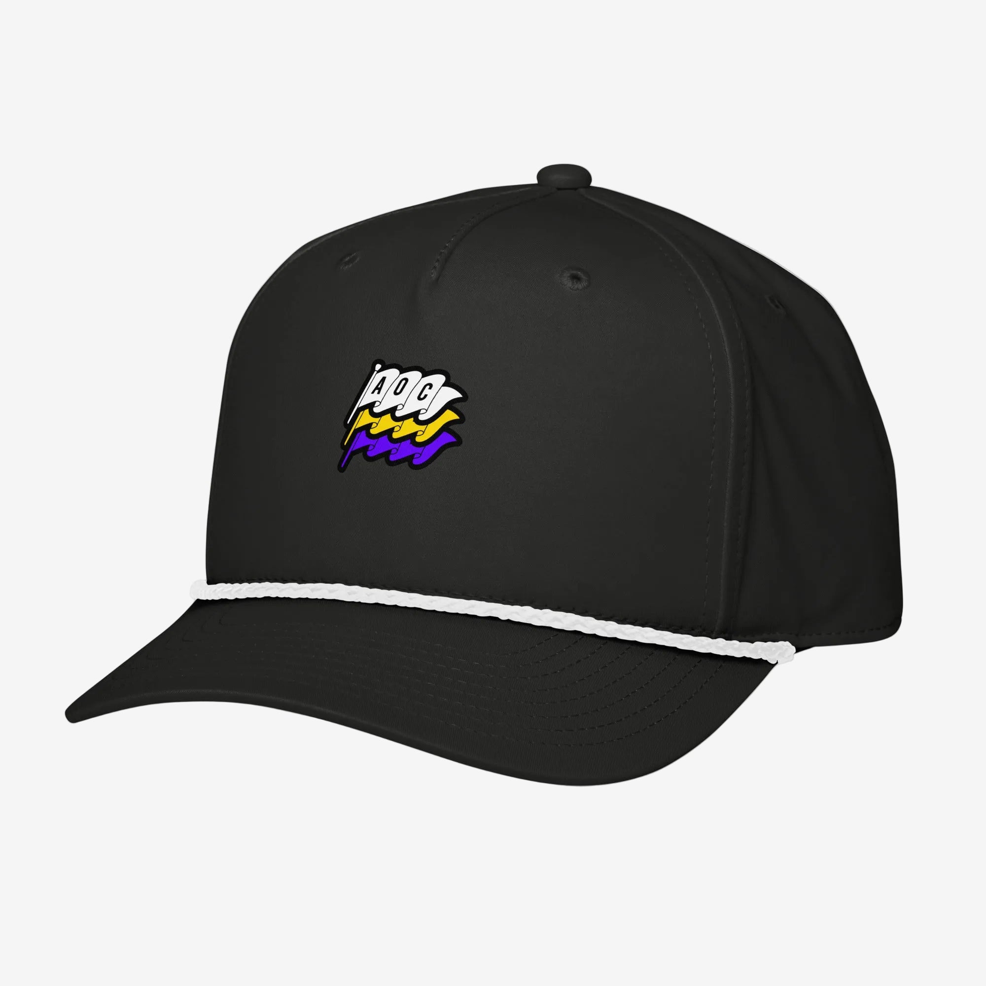 gorra negra, vista frontal, logotipo AOC Flags bordado, cordon blanco sobre la visera