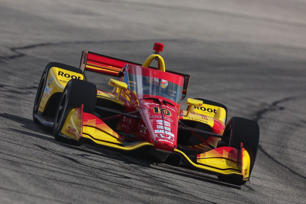 Alex Palou en pista en Milwaukee Mile con el IndyCar de Chip Ganassi Racing