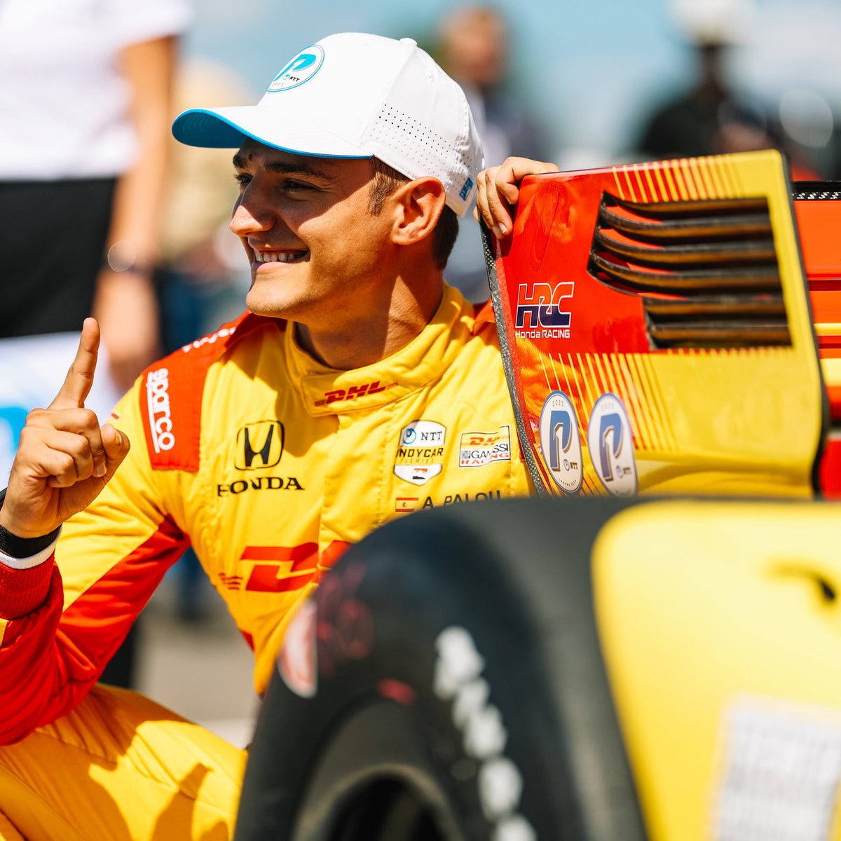 Alex Palou celebrando en Milwaukee Mile junto a su coche
