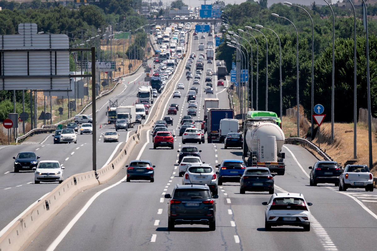 Autopista con tráfico denso y varios vehículos circulando