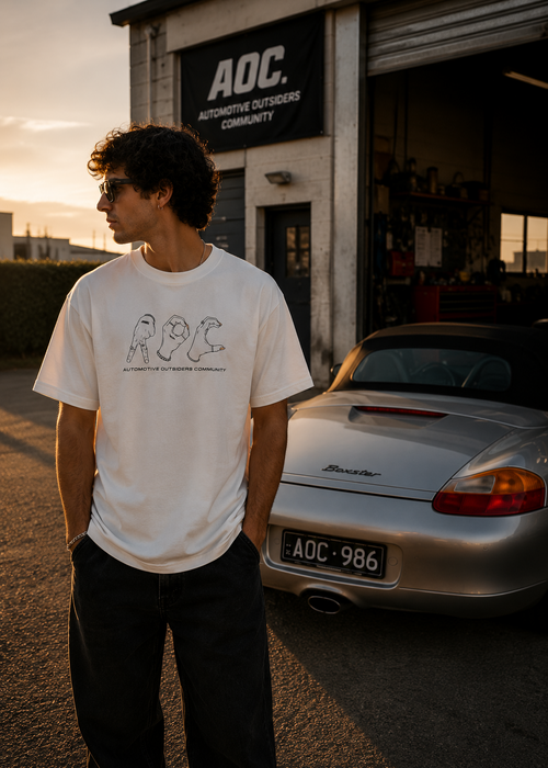 camiseta blanca, ilustracion de manos formando AOC en el pecho