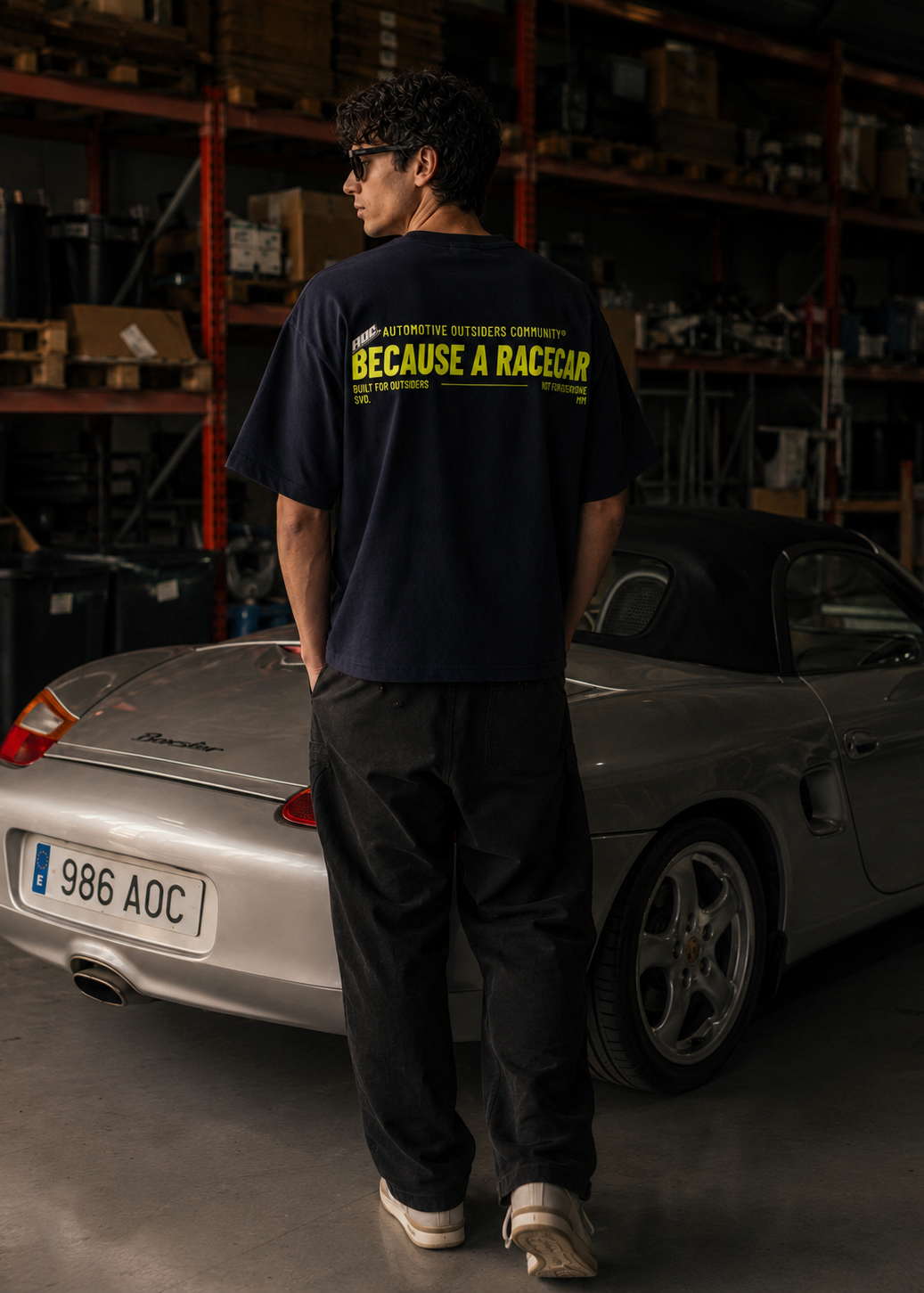 camiseta azul marino, vista trasera, grafica Because A Racecar en amarillo en la espalda