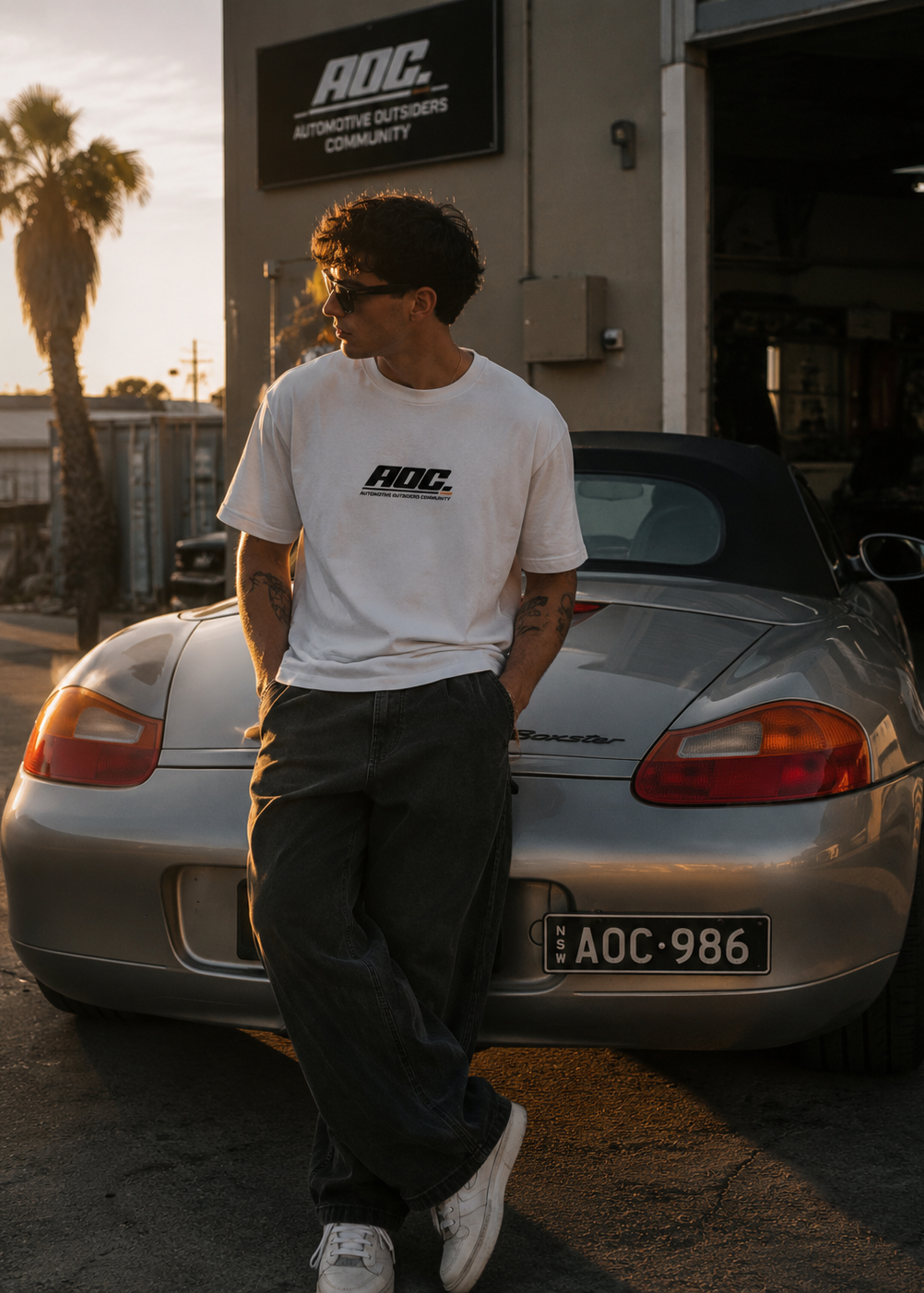 camiseta blanca, logotipo AOC negro en el pecho