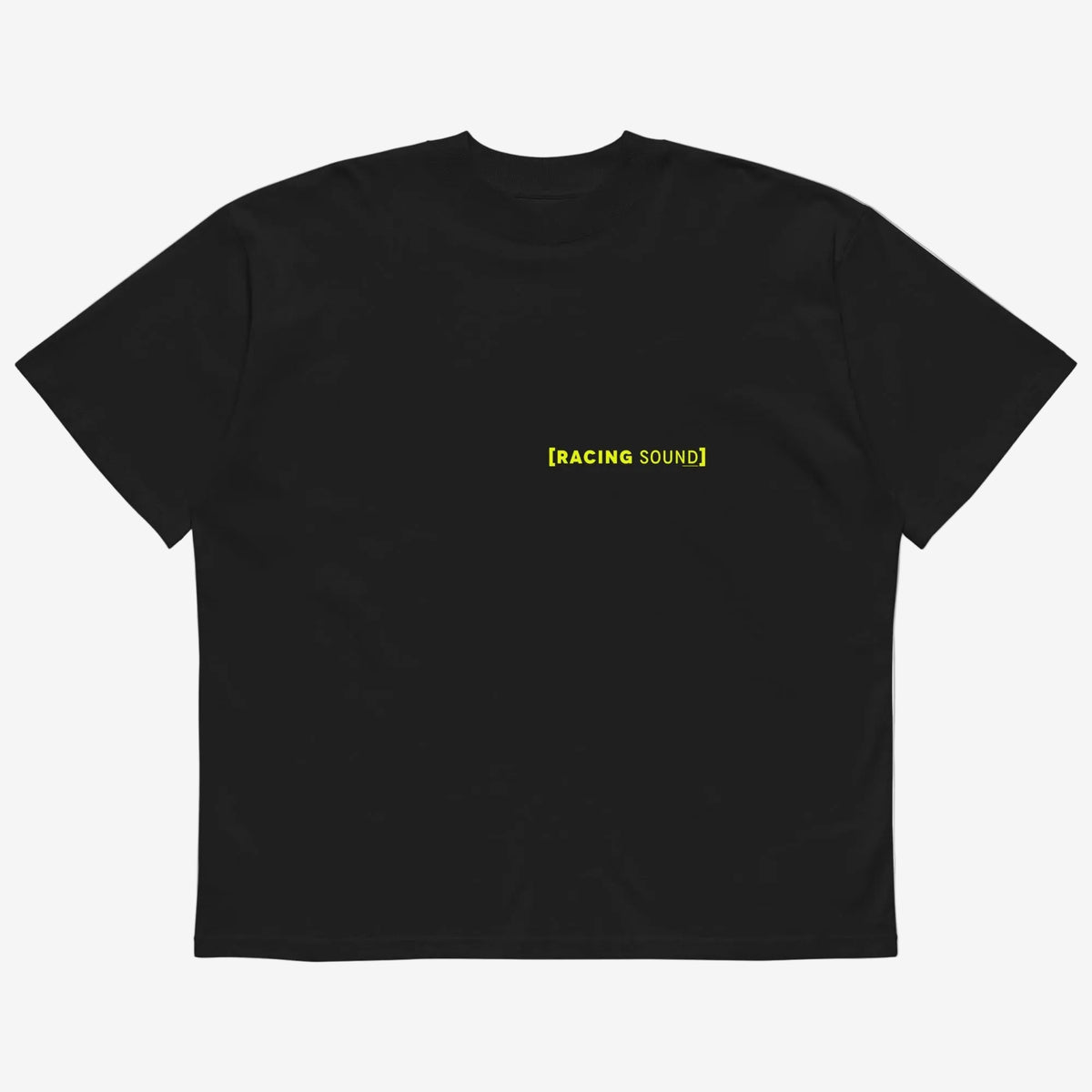 Camiseta Oversized “Because A Racecar” negra vista frontal con texto Racing Sound