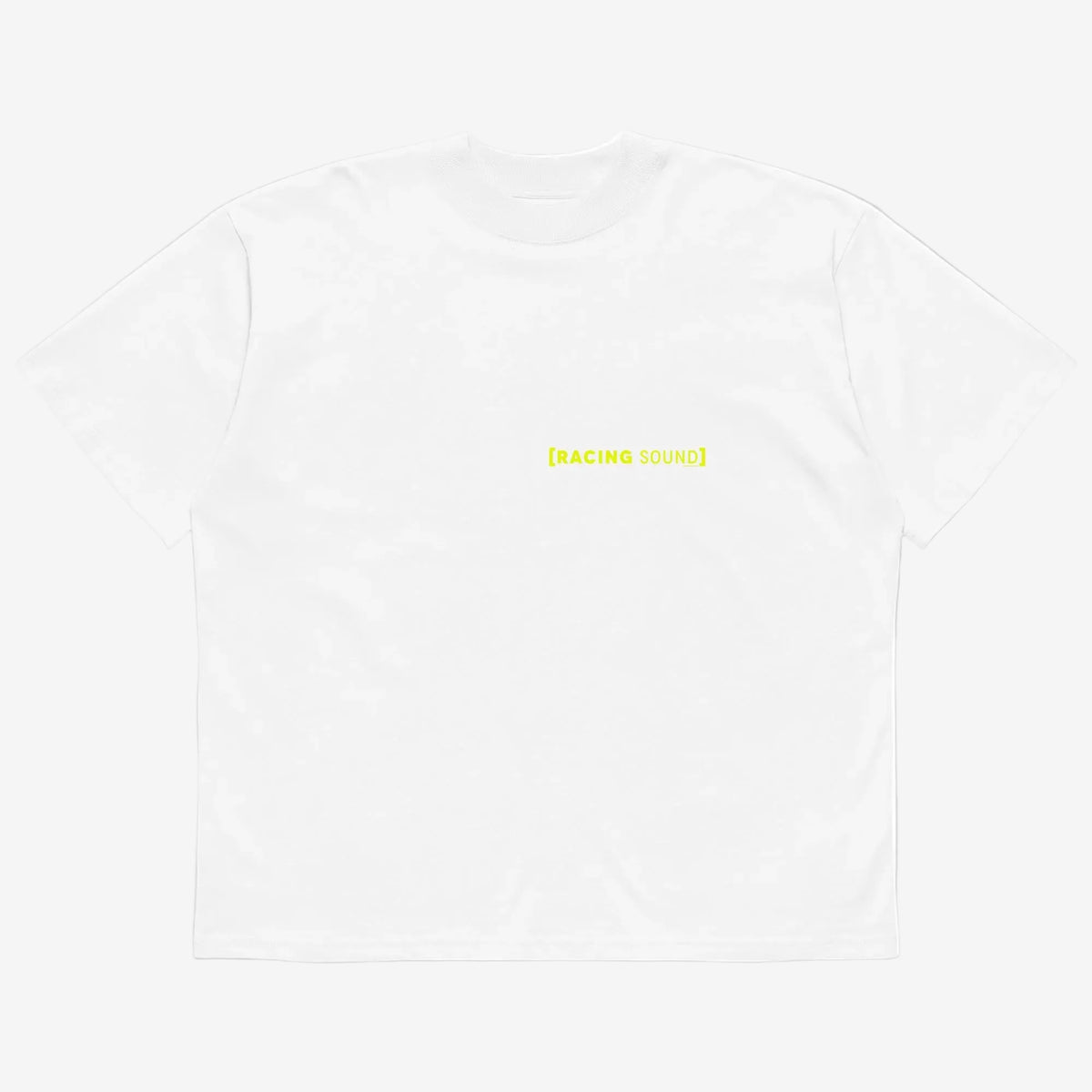 Camiseta Oversized “Because A Racecar” blanca vista frontal con texto Racing Sound