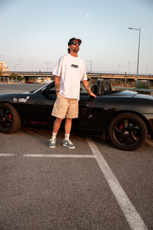 Camiseta Oversized Logo Classic White de Automotive Outsiders Community en escena editorial
