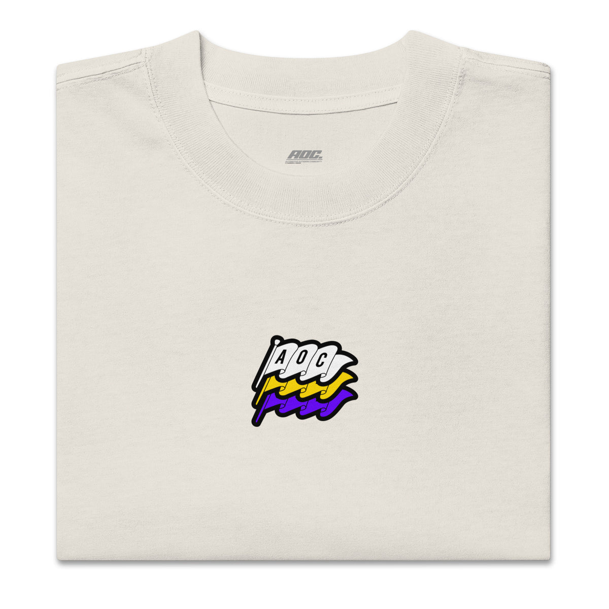 Camiseta Oversized Racers Club – Midnight Series doblada color hueso con logotipo AOC Flags