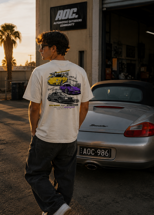 Camiseta Racers Club de AOC vista trasera con ilustración de Porsche 911, Honda NSX y Mercedes 190E