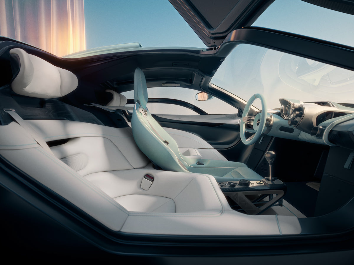 Interior del Gordon Murray S1 con posición de conducción central y tres asientos