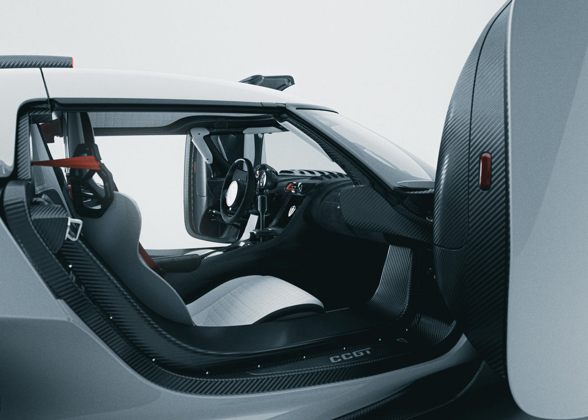 Interior del Koenigsegg CCGT1 con puerta abierta y estructura de carbono