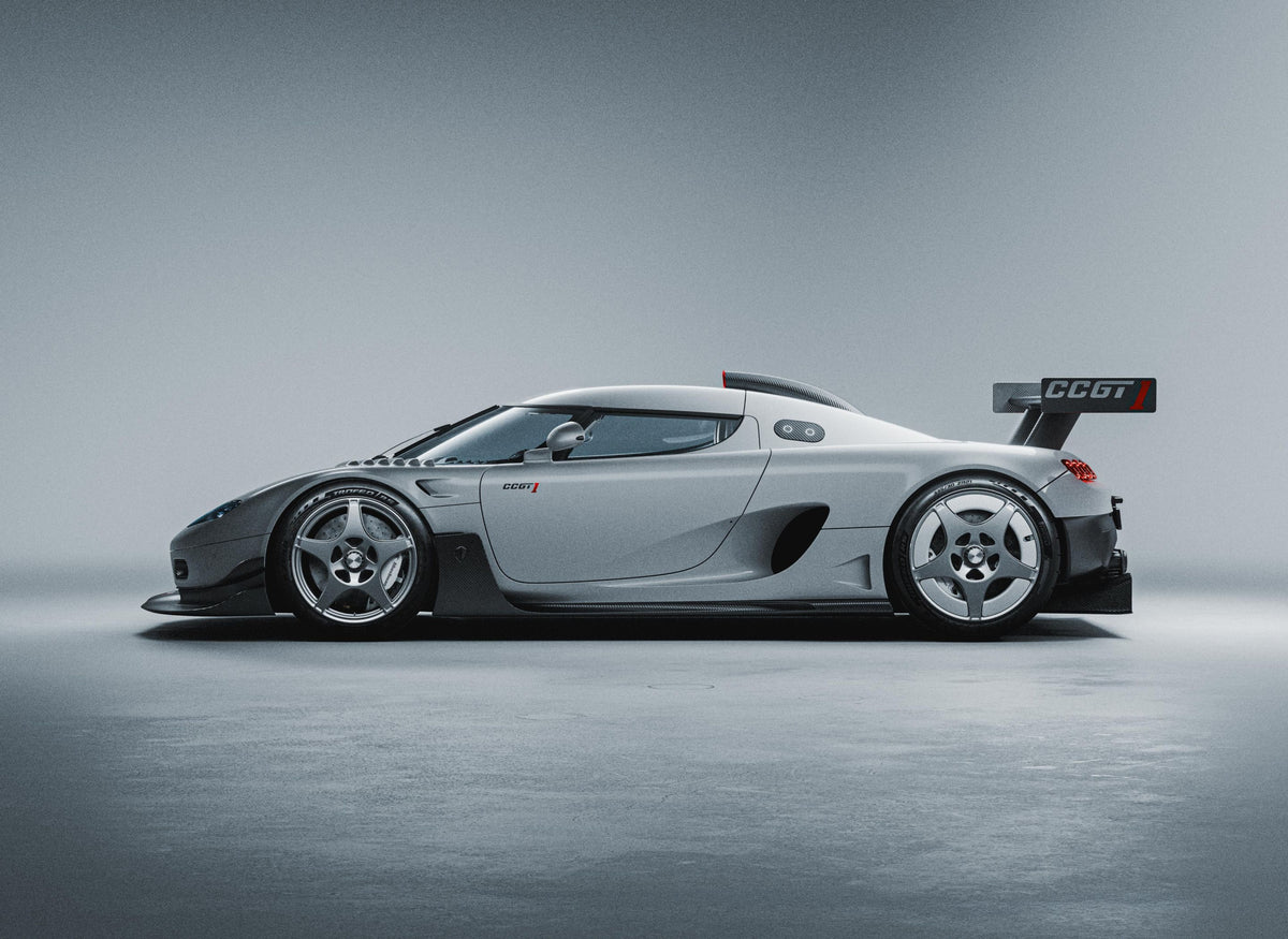 Koenigsegg CCGT1 en vista lateral de estudio con alerón trasero