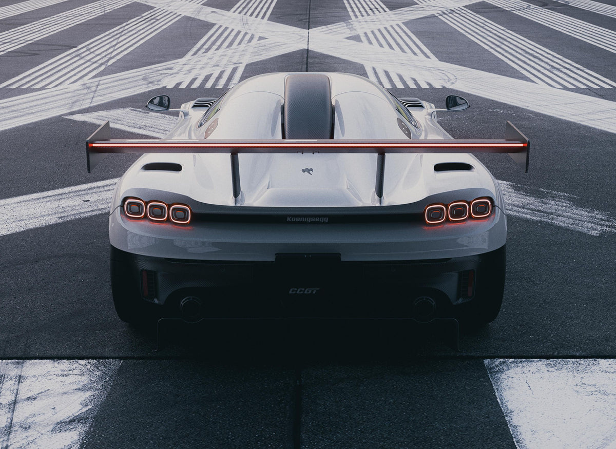 Zaga del Koenigsegg CCGT1 con gran alerón trasero activo