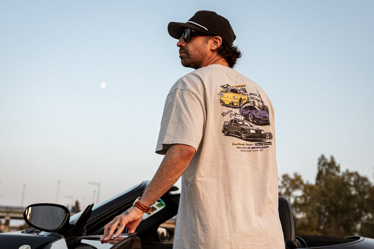 Koke Muñoz con camiseta AOC Racers Club vista trasera junto a un Porsche Boxster