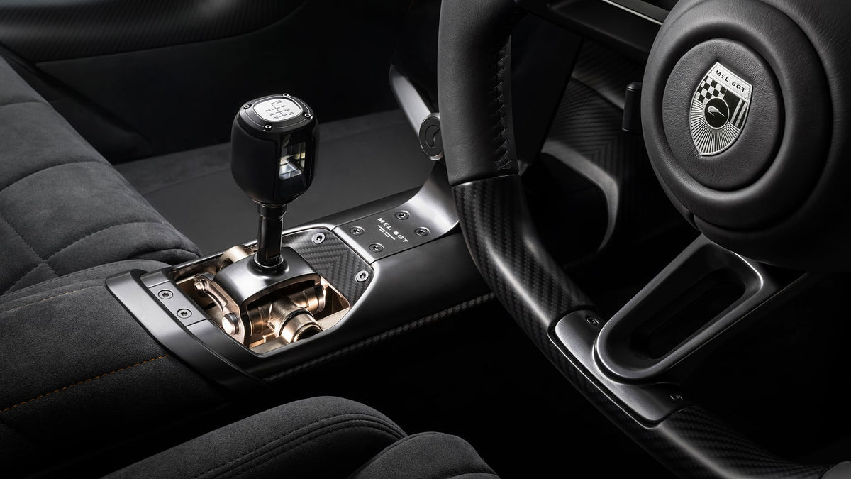 Interior del McLaren McL 6GT con cambio manual y volante de carbono