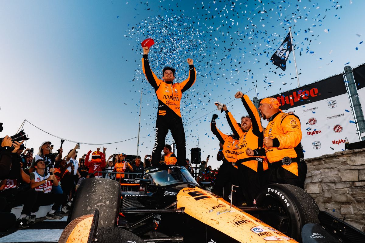 Pato O’Ward celebra una victoria en Milwaukee Mile con Arrow McLaren