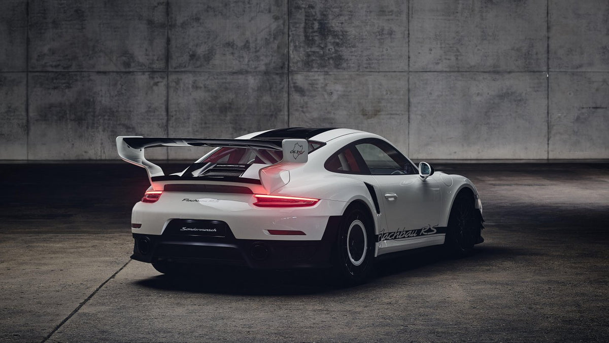 Zaga del Porsche Flachbau RS con gran alerón trasero inspirado en competición
