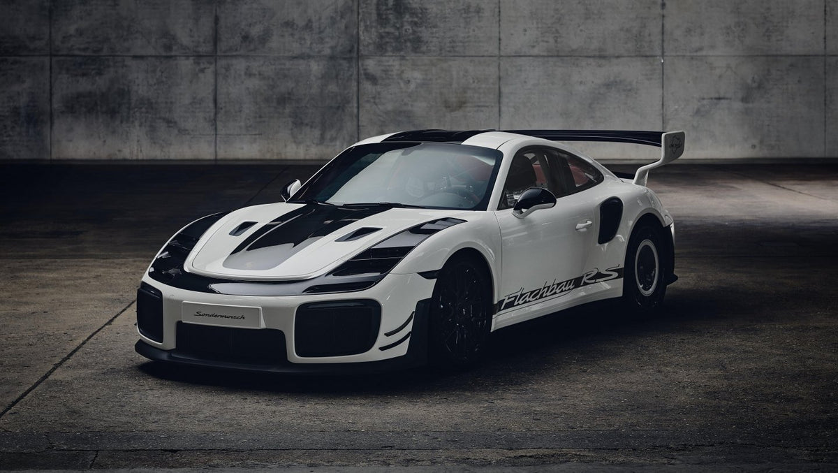 Porsche Flachbau RS Sonderwunsch visto de tres cuartos delantero en blanco Grand Prix