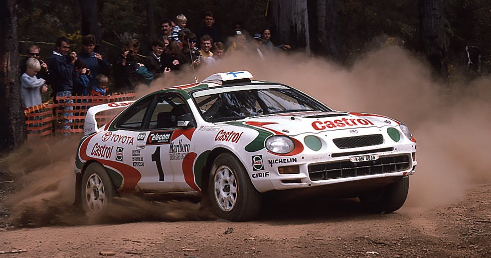Toyota Celica GT-Four de rally con decoración Castrol en tierra