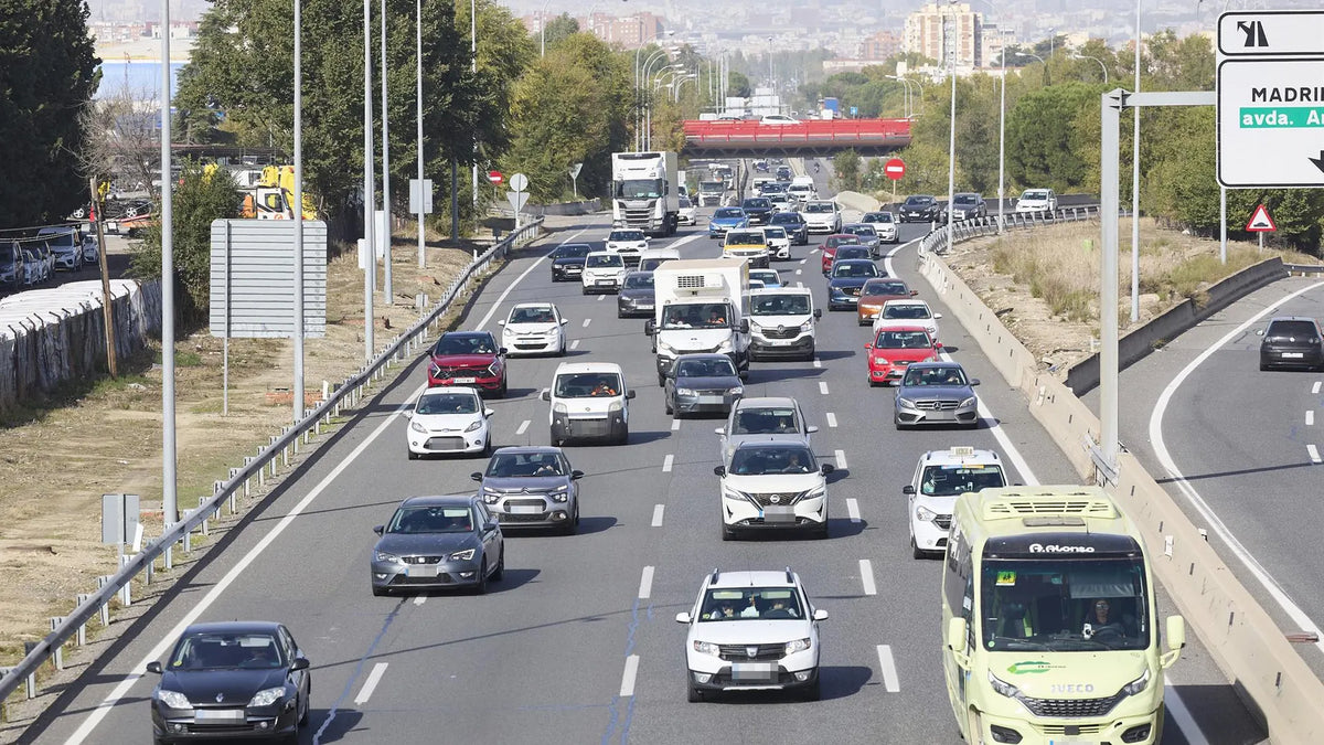 Tráfico en una autovía urbana con coches, furgonetas y autobús